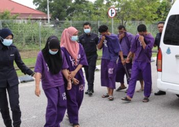 ANGGOTA polis membawa keenam-enam tertuduh untuk prosiding pendakwaan atas pertuduhan menyeludup 10 PATI warga Bangladesh di Mahkamah Sesyen Kota Bharu, Kelantan hari ini. - UTUSAN/ROSALWANI CHE SOH