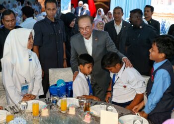 ANWAR Ibrahim beramah mesra bersama murid sekolah pada Majlis Sumbangan Khas Murid-Murid Sekolah Kuala Lumpur dan Putrajaya oleh Yayasan ERM di Kuala Lumpur, semalam. – UTUSAN/ISKANDAR ISHAK