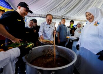 ANWAR Ibrahim beramah mesra dengan orang ramai ketika hadir ke
Program Kenduri Rakyat bersama PMX, di Villa Kemboja, Semerah,
Batu Pahat, Johor semalam. – UTUSAN/SHIDDIEQIIN ZON