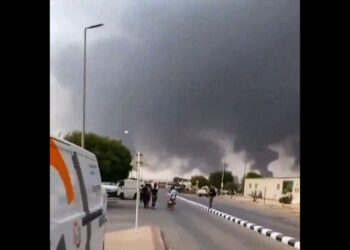 TANGKAPAN skrin menunjukkan serangan Houthi ke atas kilang penapisan minyak Saudi Aramco di Jizan. - AFP