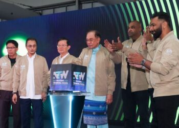 ANWAR Ibrahim (depan, tengah) dan R. Ramanan (dua dari kanan) pada Majlis Perasmian Kemuncak NTW 2026 di UiTM Pulau Pinang, semalam. - UTUSAN/DANIAL SAAD