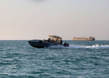 KUMPULAN Houthi menyerang dua kapal tangki di Laut Merah. - AFP