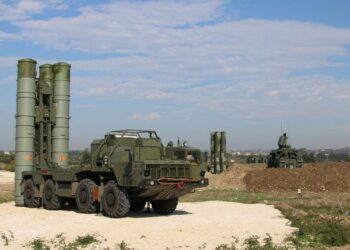 GAMBAR fail sistem pertahanan udara S-400 buatan Russia. - AFP