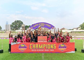 AKADEMI Ragbi Selangor meraikan kejayaan menjulang trofi Super
Academy Rugby buat kali pertama selepas menewaskan SMK King
Edward VII 29-19 di Stadium Merdeka.