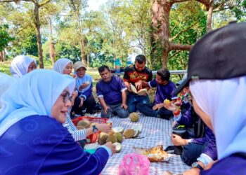 ORANG ramai menikmati buah durian terus di kebun di Mizi Agro Farm, Kampung Lubuk Batu, Marang, Terengganu. - MINGGUAN MALAYSIA/PUQTRA HAIRRY
