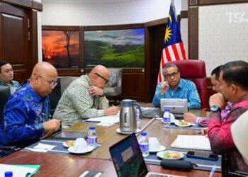SHAMSUL Azri Abu Bakar sewaktu melakukan perbincangan dengan Ketua Setiausaha Kementerian Pendidikan Tinggi (KPT) dan Kementerian Kesihatan (KKM) berhubung isu perkhidmatan di Pusat Perubatan Universiti Malaya (PPUM). - Sumber FB SHAMSUL Azri Abu Bakar