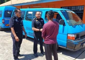 STIEN Van Lutam menyoal siasat seorang pemandu van kilang yang ditahan selepas positif dadah semasa Op Bersepadu Dadah Terhadap Kenderaan Perdagangan di Kuala Ketil, Baling.