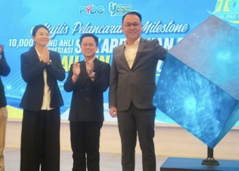 DANIEL Gooi Zi Sen (kiri) ketika merasmikan Majlis Pelancaran Milestone 10,000 Ahli dan Majlis Apresiasi Sukarelawan Belia Pulau Pinang di George Town, Pulau Pinang.-UTUSAN/SAFINA RAMLI