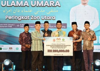 ZULKIFLI Hasan (tiga dari kanan) ketika menghadiri Majlis Perasmian Multaqa Madani Ulama dan Umara peringkat zon utara di Majis Timah, Pulau Pinang hari ini.-UTUSAN/ISWAN SHAFIQ ISA