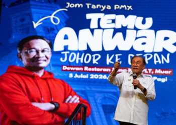 ANWAR Ibrahim pada Program Temu Anwar di Restoran Seng Kee, Muar, di sini hari ini.