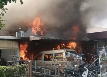 KEADAAN tiga buah rumah teres serta sebuah van yang musnah dalam satu kebakaran di Taman Green Lane, Jelutong, Pulau Pinang hari ini.-IHSAN JBPM PULAU PINANG