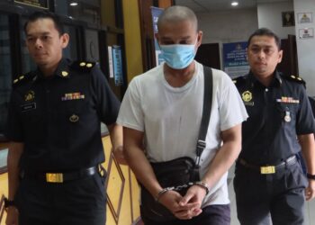 NAI Thet Naung (tengah) dipenjara enam bulan selepas mengaku bersalah atas pertuduhan menyeleweng lebih 5,000 liter diesel ketika dihadapkan ke Mahkamah Sesyen Butterworth, Pulau Pinang hari ini.-UTUSAN/DANIAL SAAD