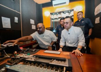 STEVEN Sim Chee Keong (duduk, kanan) bersama Yogi B (kiri) ketika berkunjung ke studio rakaman penyanyi tersebut di Kuala Lumpur.-GAMBAR/FACEBOOK STEVEN SIM CHEE KEONG