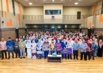 DATUK Dr. Hasan Bahrom (tujuh dari kanan) bergambar bersama dif-dif kehormat dan penonton pada Hari Anugerah Kecemerlangan Siswa USIM 24/25.
