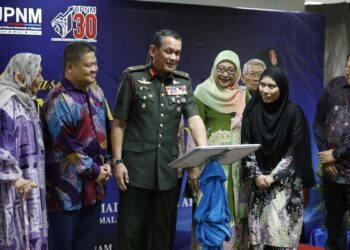 NAIB Canselor (tengah) turut diiringi ahli keluarga Allahyarham Jeneral Tun Ibrahim ketika merasmikan Galeri Jeneral Tun Ibrahim. -PIX UPNM