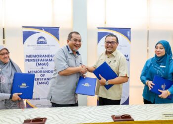 Dr. Sharifudin Md. Shaarani (dua dari kanan) bersalaman bersama Pengarah PPANS, Hamdan Haji Nordin disaksikan ketua pustawakan USIM ketika sesi tandatangan MoU di sini.