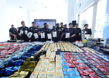 Pengarah Jabatan Siasatan Jenayah Narkotik PDRM, Datuk Hussein Omar Khan pada sidang akhbar mengenai kejayaan rampasan dadah di Ibu Pejabat Polis Kontinjen, Kuala Lumpur di sini hari ini. GAMBAR - AMIR KHALID