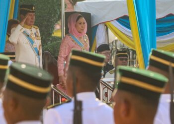 TUN Ramli Ngah Talib (kiri) bersama isteri, Toh Puan Raja Noora Ashikin Raja Abdullah ketika menghadiri Istiadat Penganugerahan Darjah Kebesaran, Bintang dan Pingat Kehormatan Negeri Pulau Pinang di Dewan Sri Pinang, George Town, Pulau Pinang hari ini.-UTUSAN/DANIAL SAAD