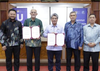 SUFIAN Jusoh (tengah) dan Ahmad Parveez Ghulam Kadir (dua dari kiri) bergambar selepas memeterai memorandum perjanjian (MoA) antara UKM dan MPOB di Bangi Baru-baru ini.
