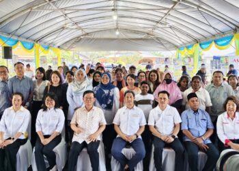 CHOW Kon Yeow (duduk, tiga dari kiri) ketika menghadiri Program Jelajah CM Chow Bersama Komuniti Ibu Tunggal di pekarangan Masjid Jamek Kebun Sireh, Bukit Mertajam, Pulau Pinang.