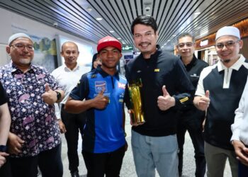 Hakim Danish (tiga dari kiri) bersama Azhan Shafriman (dua dari kanan) di KLIA, Sepang, hari ini. - Ihsan SIC Racing