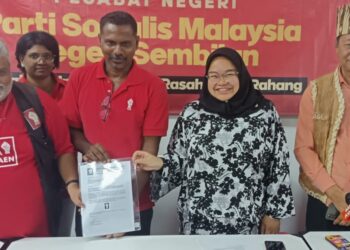 AMIRA Aisya Abdul Aziz (dua dari kanan), Rashid (kanan) dan Aruthelvan (kiri) bergambar bersama Tinagaran (tiga dari kanan) di Pejabat PSM Negeri Sembilan di Seremban hari ini.-UTUSAN/NAZARUDIN SHAHARI