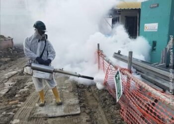 KERJA-KERJA pengasapan atau 'fogging' dilakukan setiap minggu di semua tapak kerja serta kawasan penyimpanan bahan binaan untuk projek LRT Laluan Mutiara di Pulau Pinang.-GAMBAR/KONSORTIUM SRS