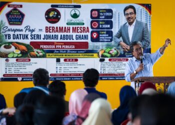 JOHARI Abdul Ghani pada Program Sarapan Pagi dan Ramah Mesra bersama Penduduk Projek Perumahan Rakyat (PPR) Perkasa di Surau Babul Khairat, Cochrane.-UTUSAN/MUHAMAD IQBAL ROSLI