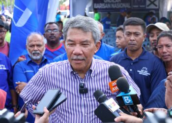 MOHAMAD Hasan ditemui pemberita pada Program Bersama Warga Pusat Daerah Mengundi (PDM) Taman Kelab Tuanku, Mambau, Seremban hari ini.-UTUSAN/ISKANDAR ISHAK
