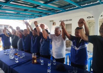 HAMZAH Zainudin pada majlis pertemuan dengan calon PN di Ampangan dan Sikamat bersama kepemimpinan BN dan Pas di Seremban hari ini.