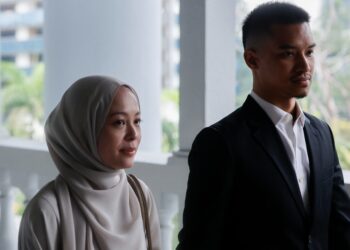 VIVY Yusof dan suaminya, Datuk Fadzarudin Shah Anuar ketika hadir bagi perbicaraan kes hari pertama melibatkan pertuduhan pecah amanah dana pelaburan Khazanah Nasional Berhad (Khazanah) dan Permodalan Nasional Berhad (PNB) berjumlah RM8 juta di Mahkamah Sesyen Kuala Lumpur, di sini hari ini. - UTUSAN/SHIDDIEQIIN ZON