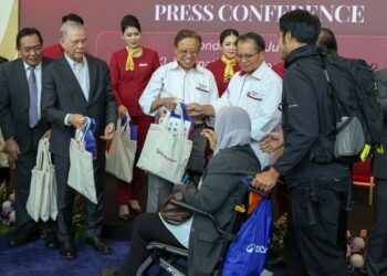 FADILLAH Yusof bersama Premier Abang Abdul Rahman Zohari Tun Abang Haji Openg menyerahkan cenderamata kepada penumpang AirBorneo pada Majlis Pelancaran Rasmi Penerbangan Sulung AirBorneo Kuala Lumpur- Kuching di 
KLIA Terminal 1, Sepang. - UTUSAN/FAISOL MUSTAFA