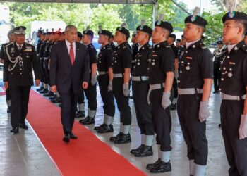AHMAD Zahid Hamidi memeriksa kawalan kehormatan ketika hadir pada Majlis Sambutan Hari Imigresen 2026 di Cyberjaya. - UTUSAN/FAISOL MUSTAFA