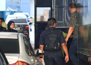 SEORANG lelaki dibawa ke Mahkamah Seremban untuk direman bagi membantu siasatan berhubung hantaran di media sosial yang mengandungi kenyataan berunsur penghinaan serta menyentuh sensitiviti institusi Diraja Negeri Sembilan.-UTUSAN/ MOHD. SHAHJEHAN MAAMIN.