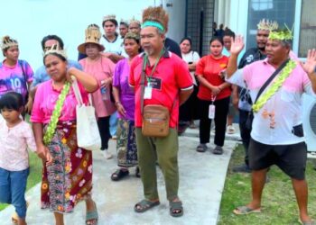 JULIANA Ismail (depan, dua dari kiri) nekad mempertahan tanah adat di Kampung Orang Asli Sungai Chot di sini walaupun ditawarkan berpindah ke penempatan baharu di Kampung Kuala Wau di Maran, Pahang.