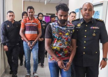 MD. Roshidul Malitha (dua dari kiri) dan Muhammad Anwar Karthiban (dua dari kanan) diiringi penguat kuasa KPDN Pulau Pinang  ketika dihadapkan ke Mahkamah Sesyen Butterworth, Pulau Pinang atas pertuduhan terlibat dengan urus niaga jual beli minyak masak peket bersubsidi satu kg, minggu lepas.-UTUSAN/DANIAL SAAD