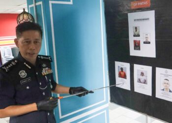 DENNIS Lim Kwang Keng menunjukkan gambar seorang lelaki dikenali sebagai William yang sedang dicari bagi membantu siasatan berhubung kegiatan sindiket phone scam yang beroperasi di sebuah banglo empat tingkat di Bukit Mertajam, Pulau Pinang, Khamis lalu.-UTUSAN/DANIAL SAAD