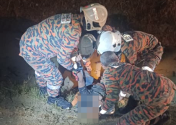 ANGGOTA bomba membantu membawa naik mangsa yang maut selepas motosikal dinaiki mereka terbabas ke dalam parit di Kampung Chui Chak, Langkap dekat Teluk Intan semalam.