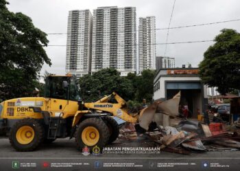 DEWAN Bandaraya Kuala Lumpur (DBKL) telah melaksanakan operasi bersepadu merobohkan 61 struktur tanpa kelulusan di Projek Perumahan Rakyat (PPR) Seri Cempaka, Lembah Pantai, semalam. - Sumber FB DBKL