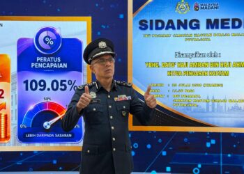 AMRAN Ahmad menunjukkan pencapaian JKDM dalam kutipan hasil dan penguatkuasaan bagi tempoh Januari hingga Jun 2026 di Ibu Pejabat JKDM, Putrajaya.