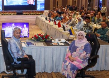 AHMAD Zahid Hamidi (kiri) bersama Timbalan Menteri Kemajuan Desa dan Wilayah, Datuk Rubiah Wang (kanan) ketika hadir mempengerusikan Mesyuarat Penyelarasan antara Kementerian Kemajuan Desa dan Wilayah dengan Exco-Exco Luar Bandar (MEXCLUB) di Teluk Bahang, Pulau Pinang hari ini.-UTUSAN/DANIAL SAAD