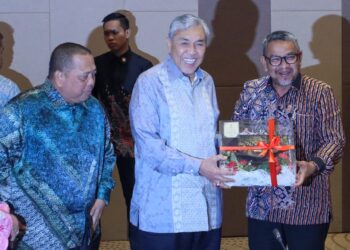 AHMAD Zahid Hamidi menerima cenderamata daripada Pengerusi Jawatankuasa Pembangunan Luar Bandar, Agroteknologi, Keterjaminan Makanan dan Keusahawanan Pulau Pinang, Datuk Rashidi Zinol semasa hadir mempengerusikan Mesyuarat Penyelarasan antara Kementerian Kemajuan Desa dan Wilayah dengan Exco-Exco Luar Bandar (MEXCLUB) di Teluk Bahang, Pulau Pinang hari ini.-UTUSAN/DANIAL SAAD