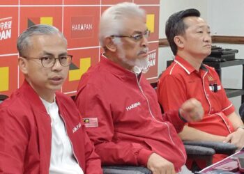 FAHMI Fadzil (kiri) semasa sidang akhbar Pakatan Harapan di Seremban hari ini.