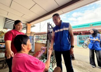 SAIFUL Yazan Sulaiman ketika bertemu penduduk di Kampung Pasit, Johol, Kuala Pilah hari ini.-UTUSAN/NOR SHAFIQAH MOHD GHAZALI.