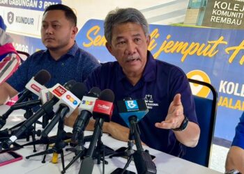 MOHAMAD Hasan semasa sidang akhbar di Pedas, Rembau hari ini.-UTUSAN/NOR SHAFIQAH MOHD GHAZALI
