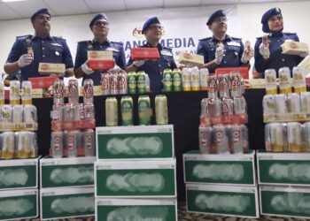 HASBOLLAH Din (tengah) ketika sidang akhbar berkaitan rampasan minuman keras dan rokok seludup bernilai RM9.3 juta di Kompleks Pencegahan Kastam, Perai, Butterworth, Pulau Pinang hari ini.-UTUSAN/DANIAL SAAD