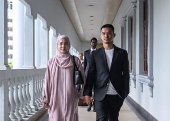 VIVY Yusof dan suami, Fadzaruddin Shah Anuar ketika hadir bagi perbicaraan pertuduhan kes pecah amanah Khazanah Nasional Berhad dan Permodalan Nasional Berhad (PNB) dalam platform e-dagang di Mahkamah Sesyen Jenayah Kuala Lumpur di sini, hari ini. - UTUSAN/SYAKIR RADIN