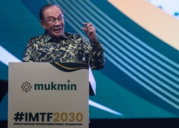 ANWAR Ibrahim ketika berucap sempena Majlis Peluncuran Indian Muslim Transformational Framework (IMTF) di Pusat Konvensyen PICCA @Butterworth Arena, Pulau Pinang malam ini.-UTUSAN/DANIAL SAAD
