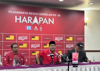 MUJAHID Yusof (tengah) pada sidang akhbar di Seremban hari ini.
