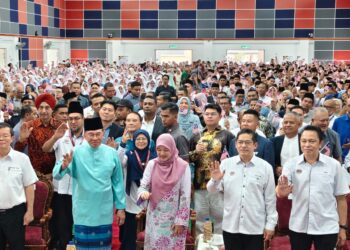 ANWAR Ibrahim (depan, dua dari kiri) menghadiri Majlis Perasmian SMKA Sheikh Tahir Jalaluddin di Bukit Mertajam, Pulau Pinang hari ini.